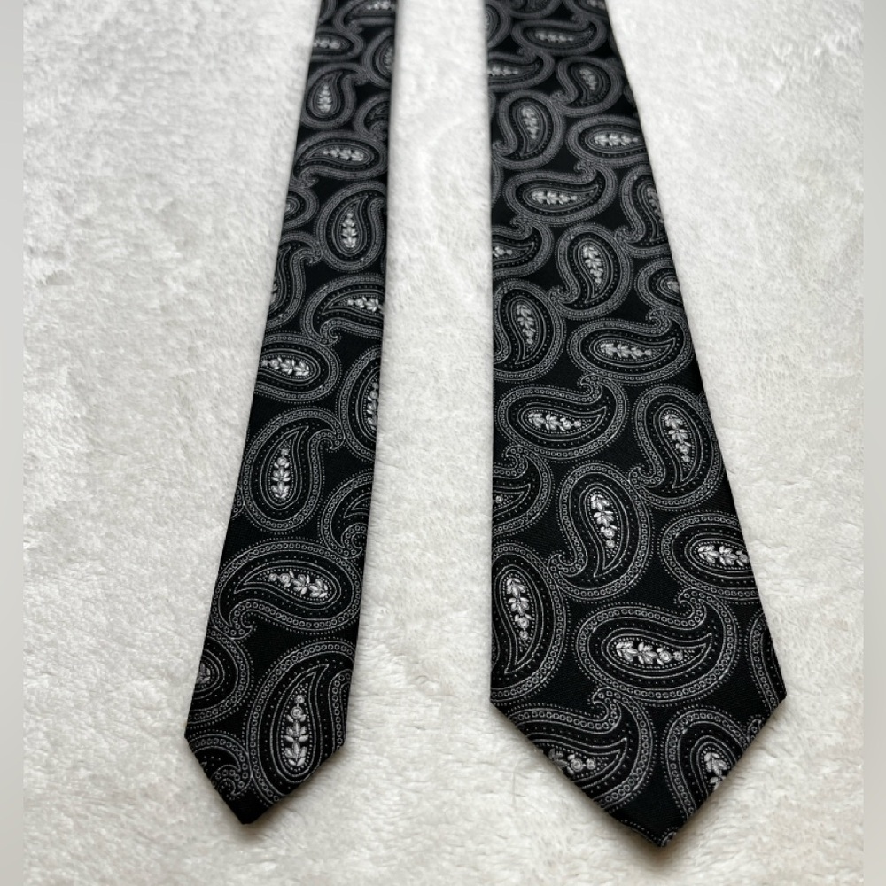 Mens Black Gray Paisley Tie Brand Q - Picture 2 of 6
